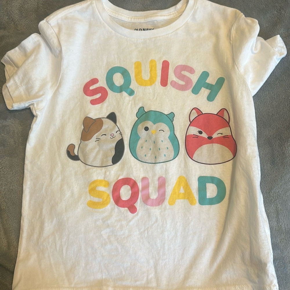 Girl’s size 6/7 Squishmallow shirt.